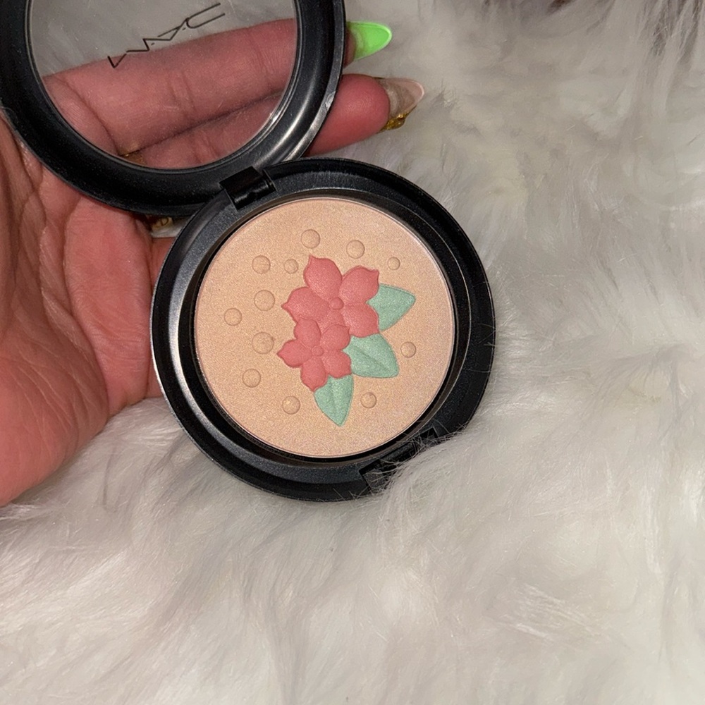 Mac in for a treat powder